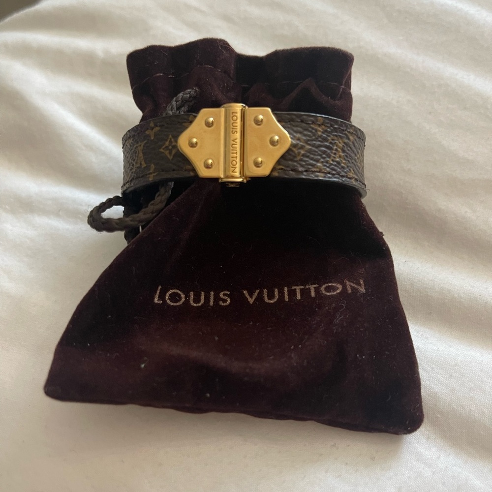 Gorgeous Louis Vuitton monogram bracelet w/gold tone detail size 17. Never used